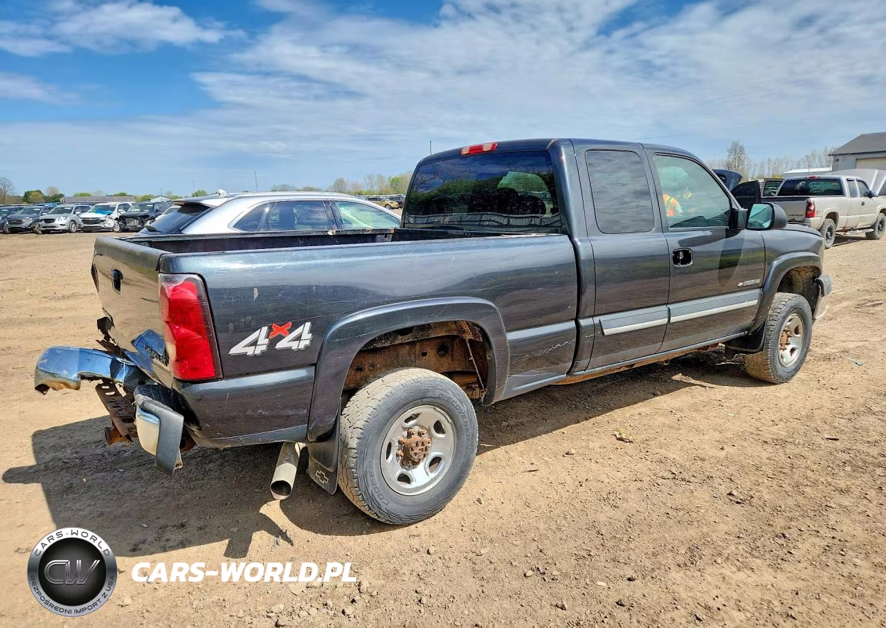 2004 Chevrolet Silverado K2500 Heavy Duty VIN:1GCHK29U14E112376 - 3