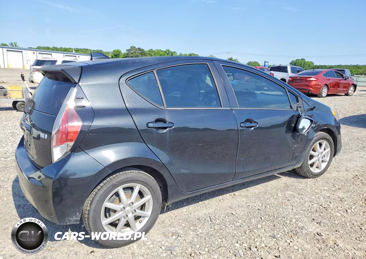 2015 Toyota Prius C Three VIN:JTDKDTB33F1580238 - 3