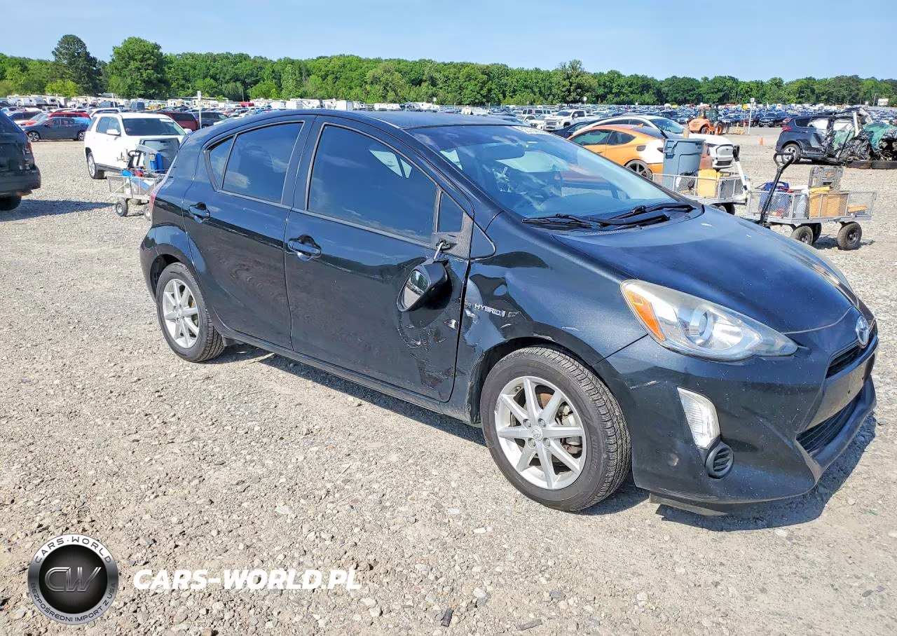2015 Toyota Prius C Three VIN:JTDKDTB33F1580238 - 4