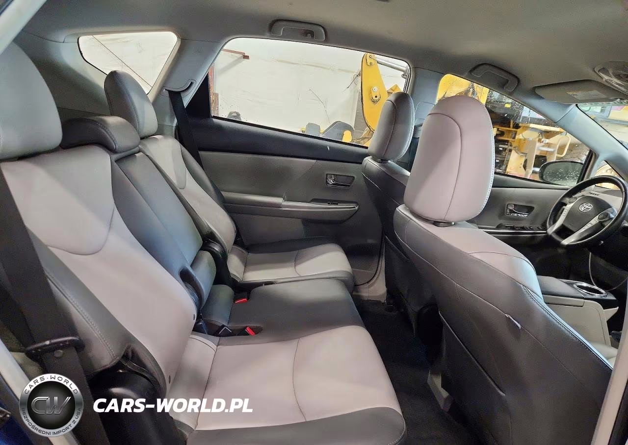 2017 Toyota Prius V Four VIN:JTDZN3EUXHJ071301 - 10