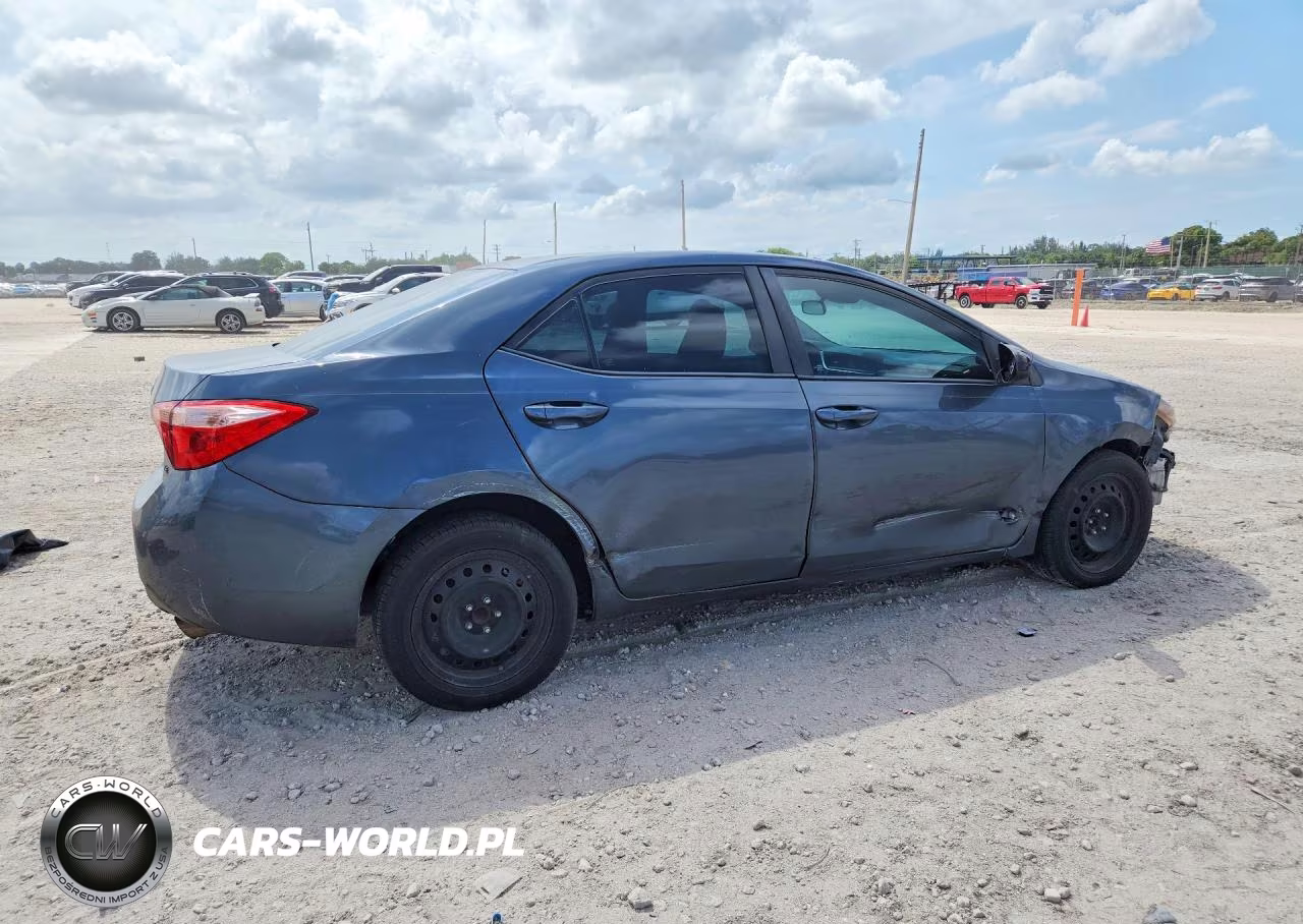 2018 Toyota Corolla Le VIN:2T1BURHE0JC966700 - 3