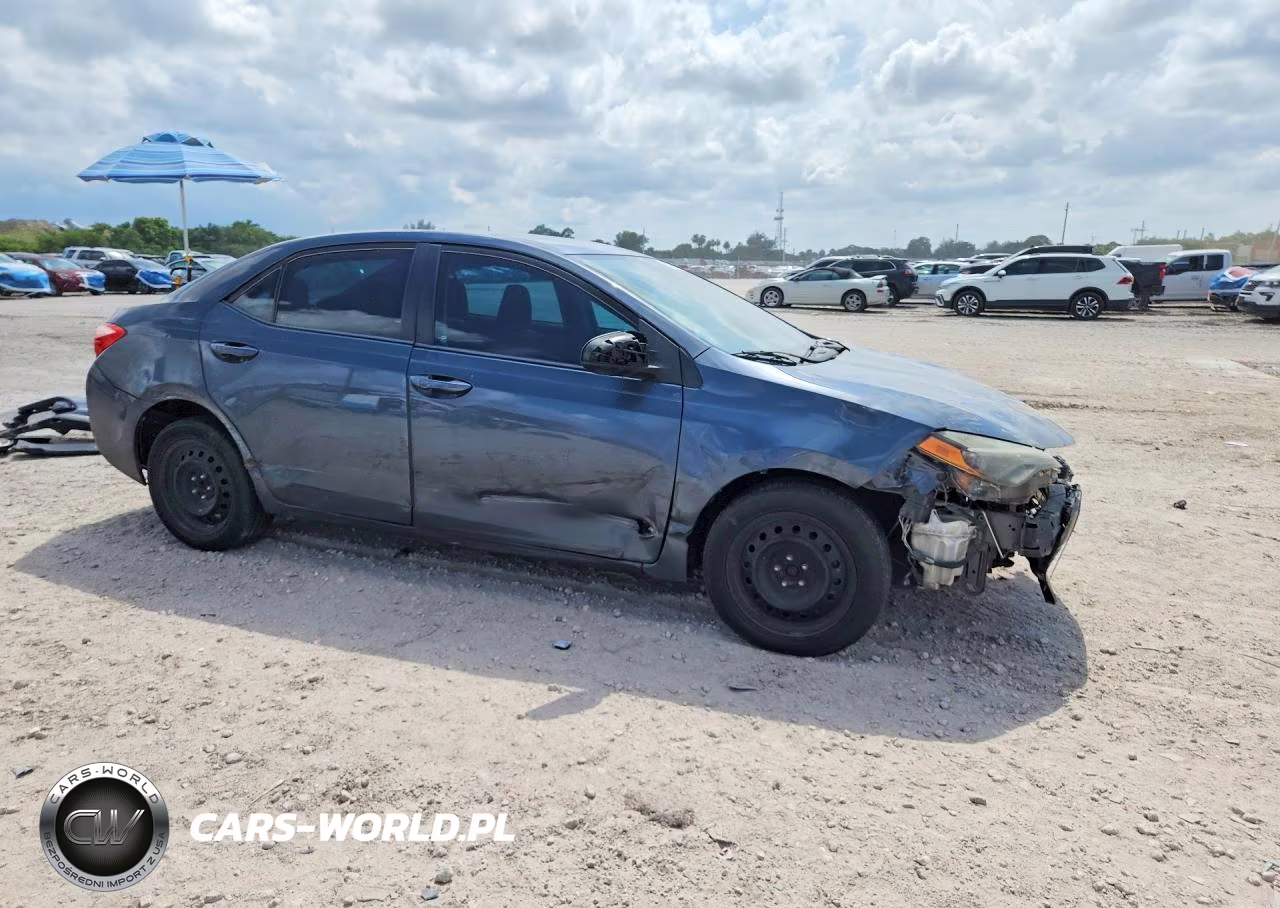 2018 Toyota Corolla Le VIN:2T1BURHE0JC966700 - 4