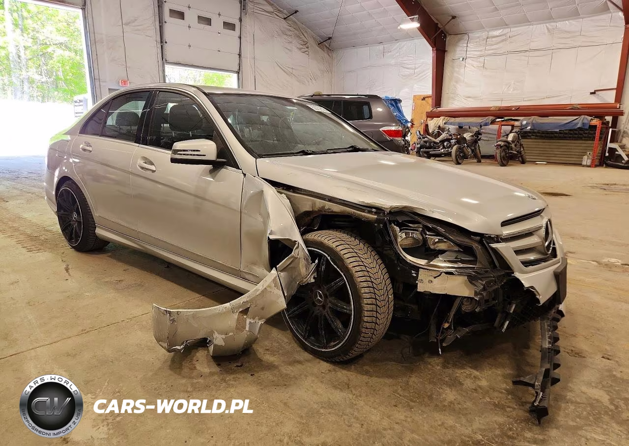 2013 Mercedes-Benz 300C VIN:WDDGF8BB2CR226556 - 4