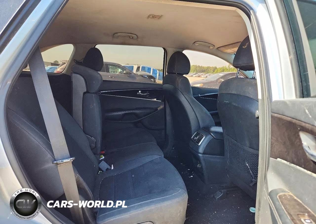 2018 Kia Sorento L VIN:5XYPG4A33JG351314 - 11