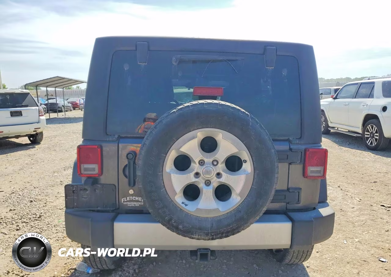 2014 Jeep Wrangler Unlimited Sahara VIN:1C4BJWEGXEL266047 - 6