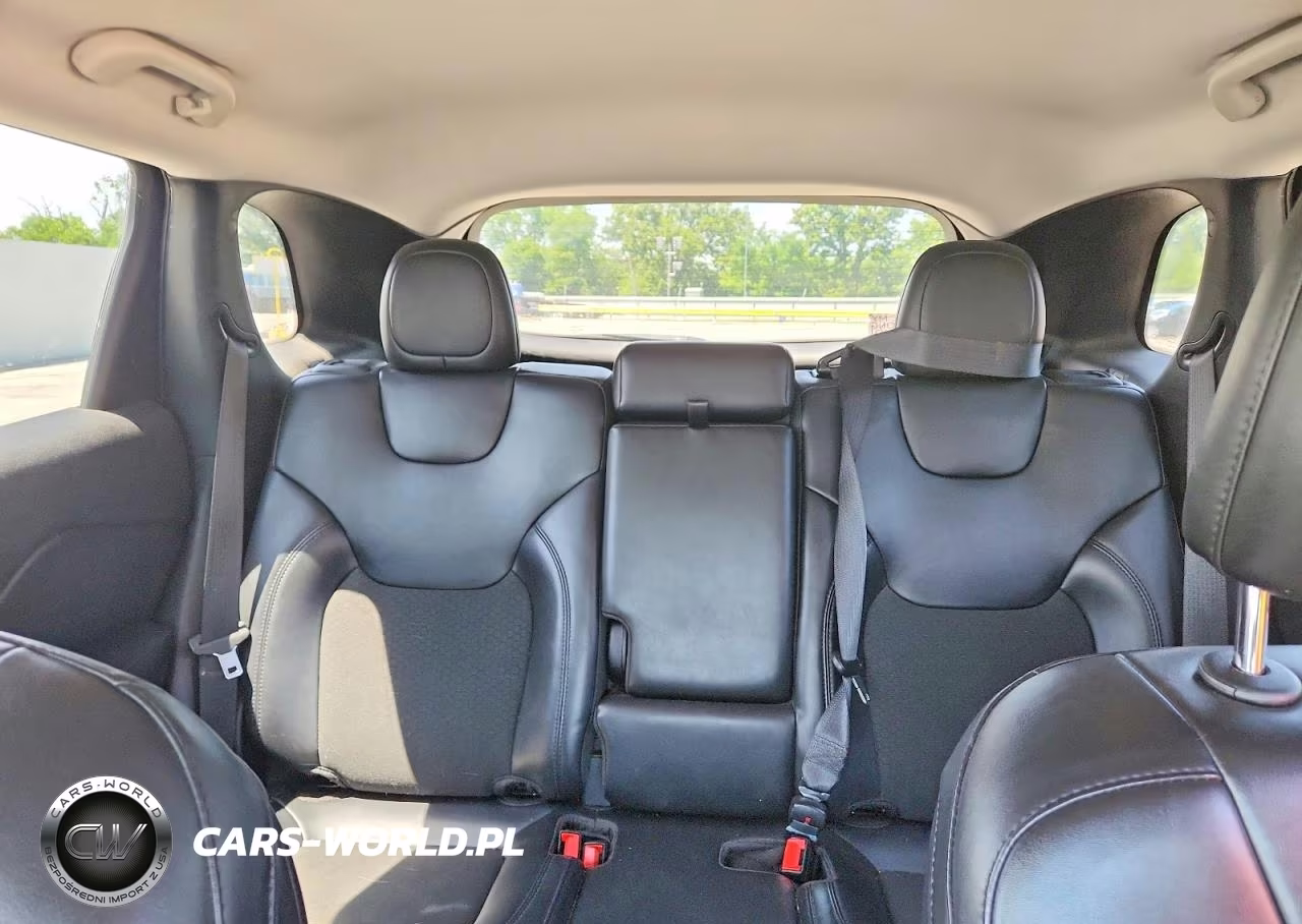 2021 Jeep Cherokee Latitude Plus VIN:1C4PJLLBXMD168947 - 10