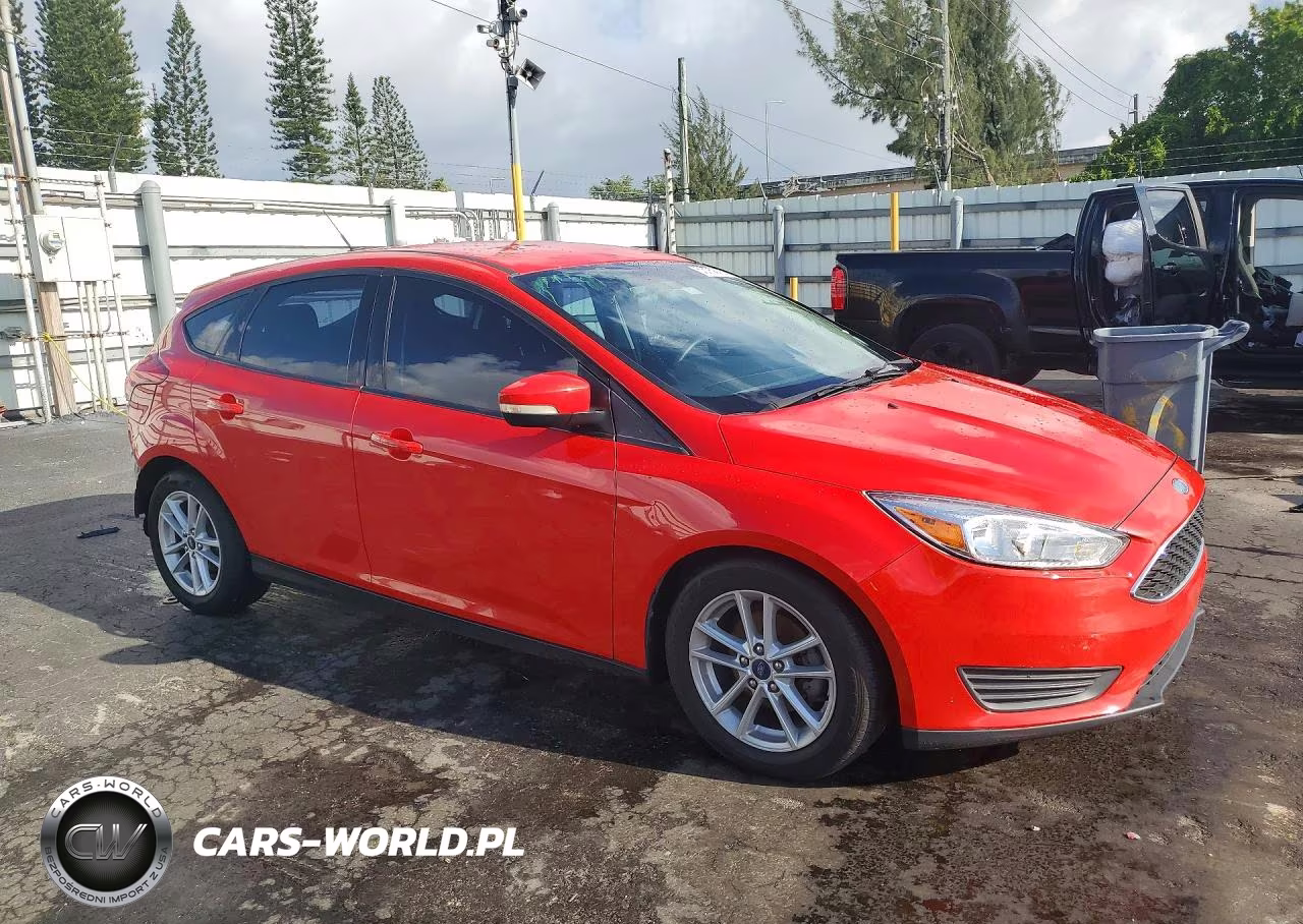 2017 Ford Focus Se VIN:1FADP3K22HL246920 - 4