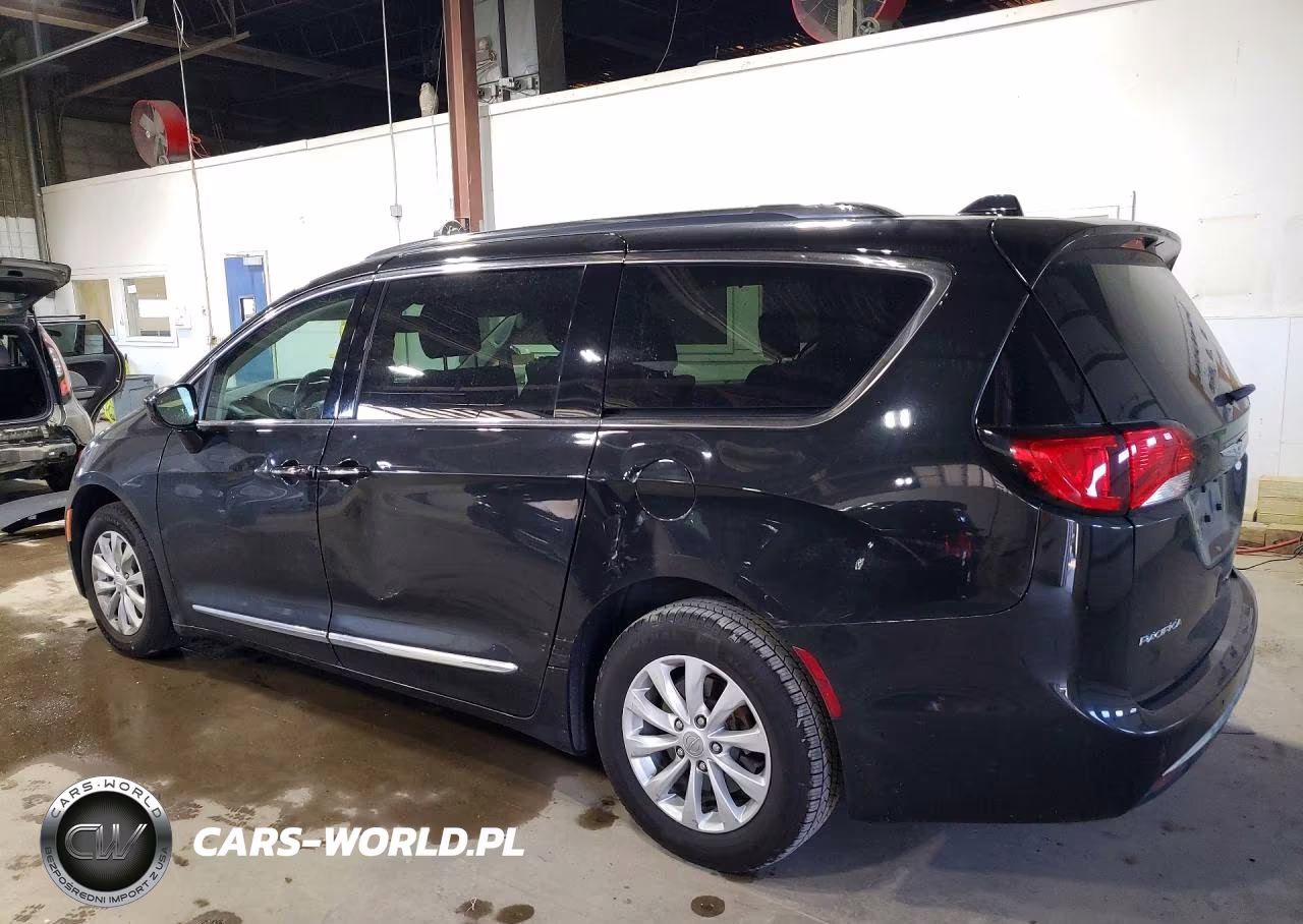 2019 Chrysler Pacifica Touring L VIN:2C4RC1BGXKR550247 - 2