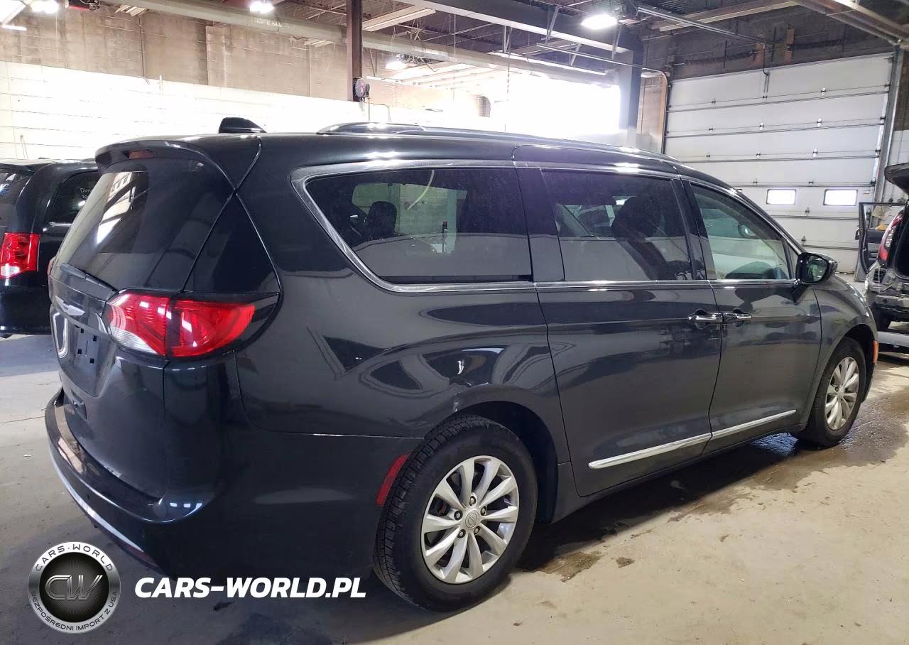 2019 Chrysler Pacifica Touring L VIN:2C4RC1BGXKR550247 - 3
