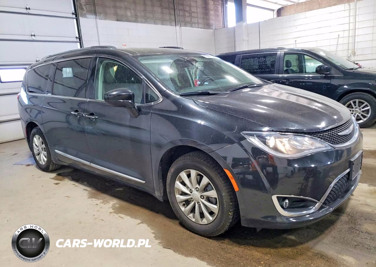 2019 Chrysler Pacifica Touring L VIN:2C4RC1BGXKR550247 - 4