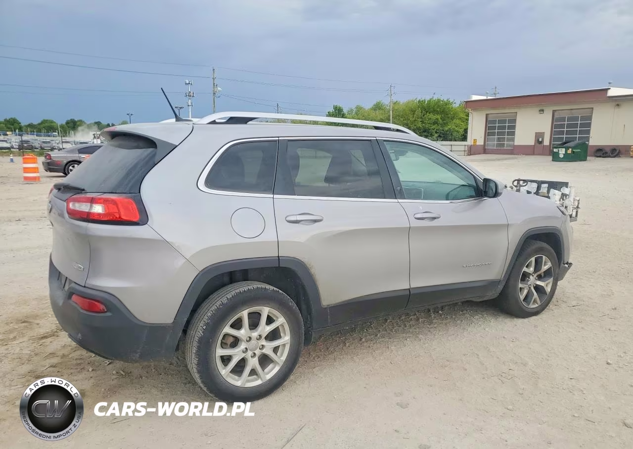 2018 Jeep Cherokee Latitude VIN:1C4PJLCBXJD615787 - 3
