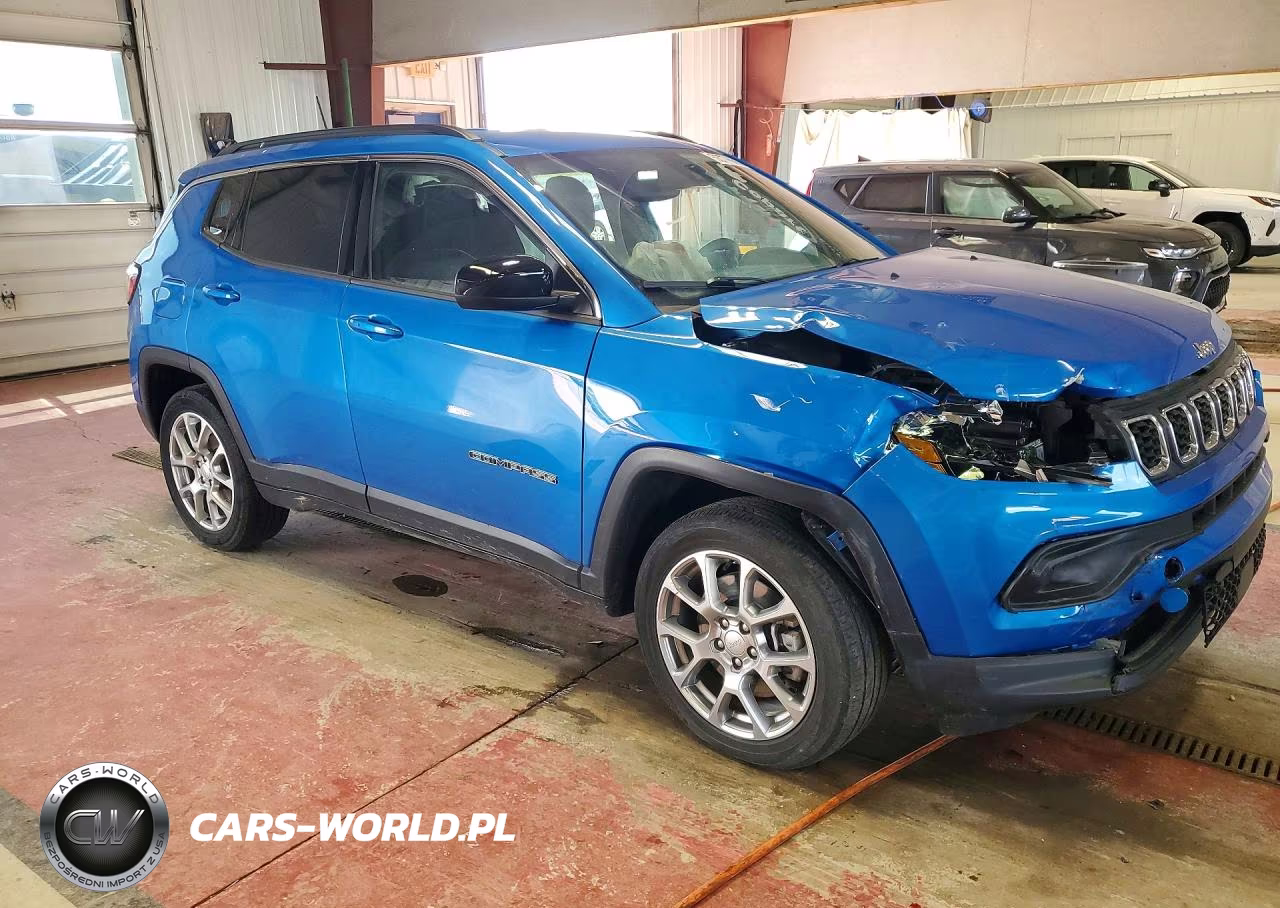 2024 Jeep Compass Latitude Lux VIN:3C4NJDFN2RT139494 - 4