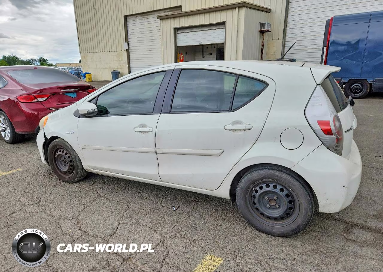 2013 Toyota Prius C Two VIN:JTDKDTB32D1050727 - 2