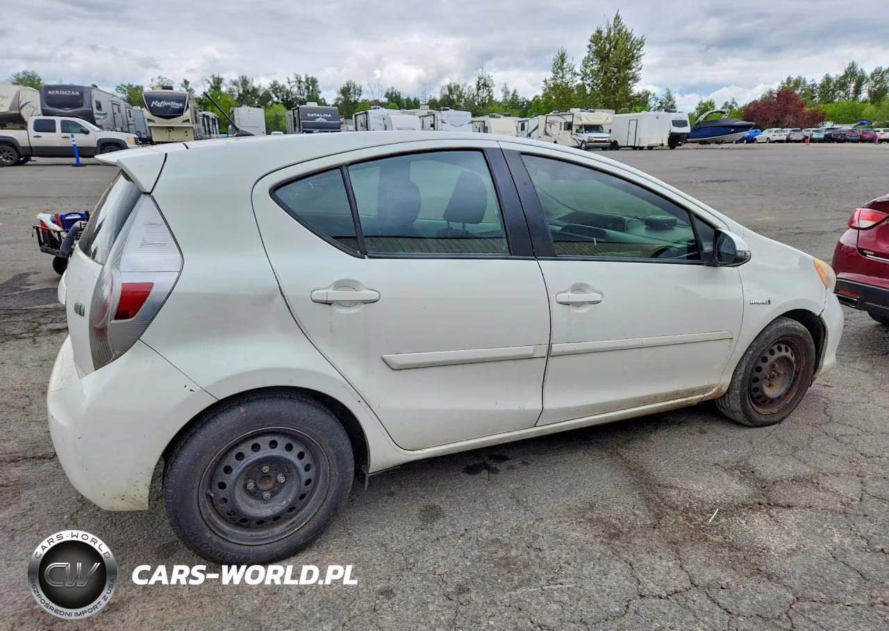 2013 Toyota Prius C Two VIN:JTDKDTB32D1050727 - 3