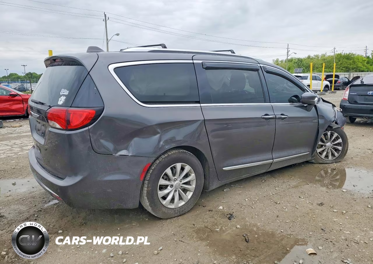 2019 Chrysler Pacifica Touring L VIN:2C4RC1BG4KR731392 - 3