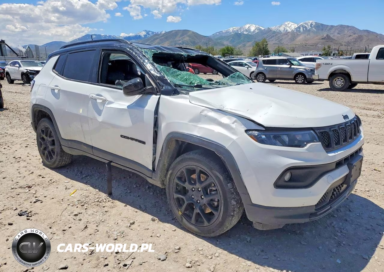 2023 Jeep Compass Latitude VIN:3C4NJDBN0PT521719 - 4