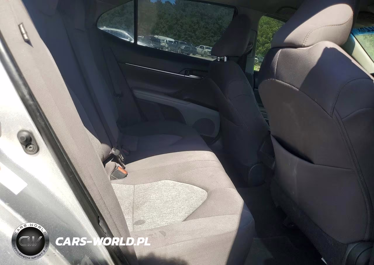 2018 Toyota Camry L VIN:4T1B11HK8JU561702 - 10