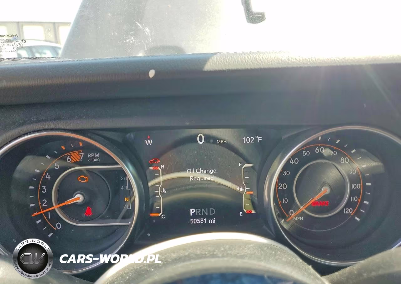 2020 Jeep Wrangler Unlimited Sahara VIN:1C4HJXEN1LW135857 - 9