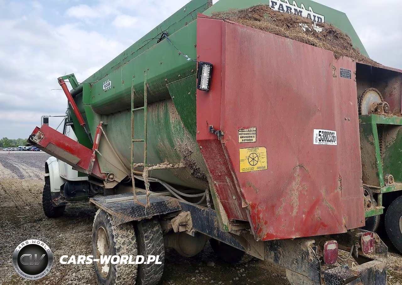 1999 International 4800 Feed Delivery Truck VIN:1HTSEAAR6XH204829 - 3