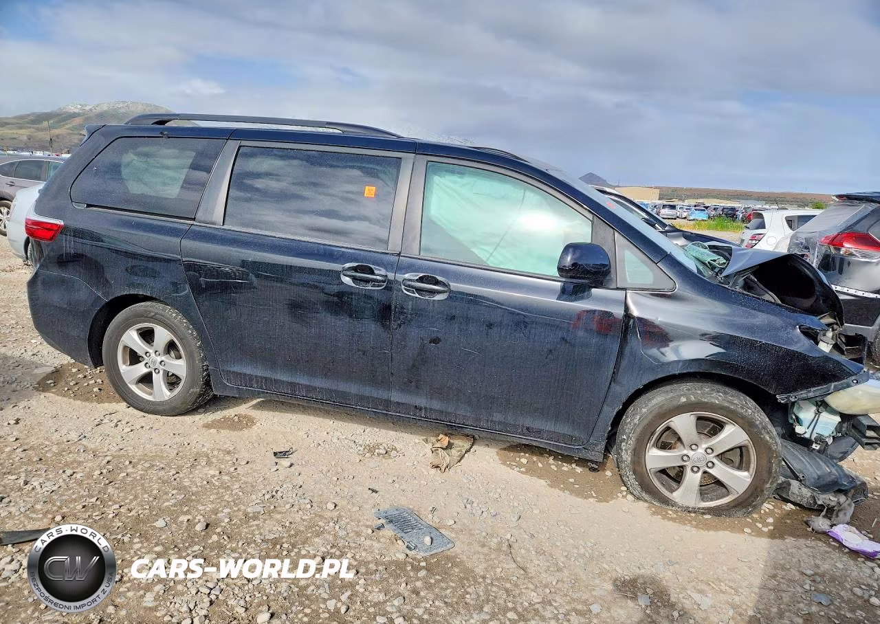 2015 Toyota Sienna VIN:5TDKK3DC5FS597371 - 4