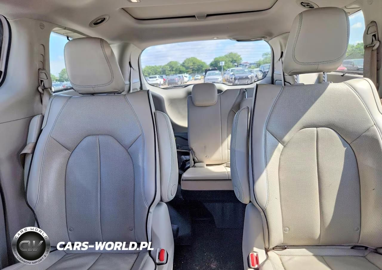 2018 Chrysler Pacifica Hybrid Limited VIN:2C4RC1N75JR169349 - 10