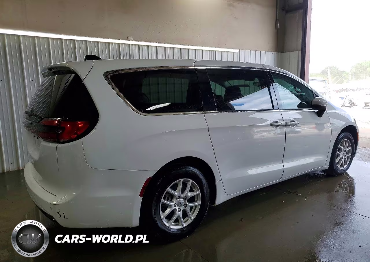 2023 Chrysler Pacifica Touring L VIN:2C4RC1BG5PR553208 - 3