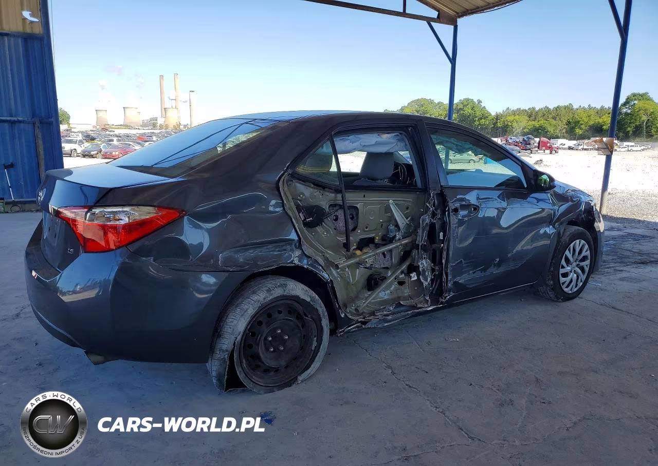 2018 Toyota Corolla Le VIN:5YFBURHE2JP851886 - 3