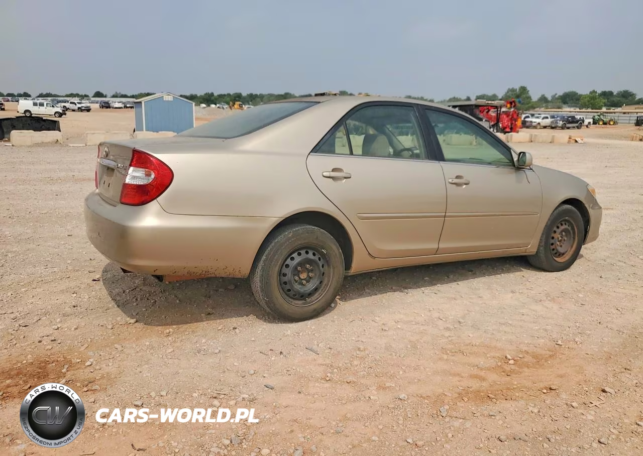 2002 Toyota Camry Le VIN:JTDBE32K020010847 - 3