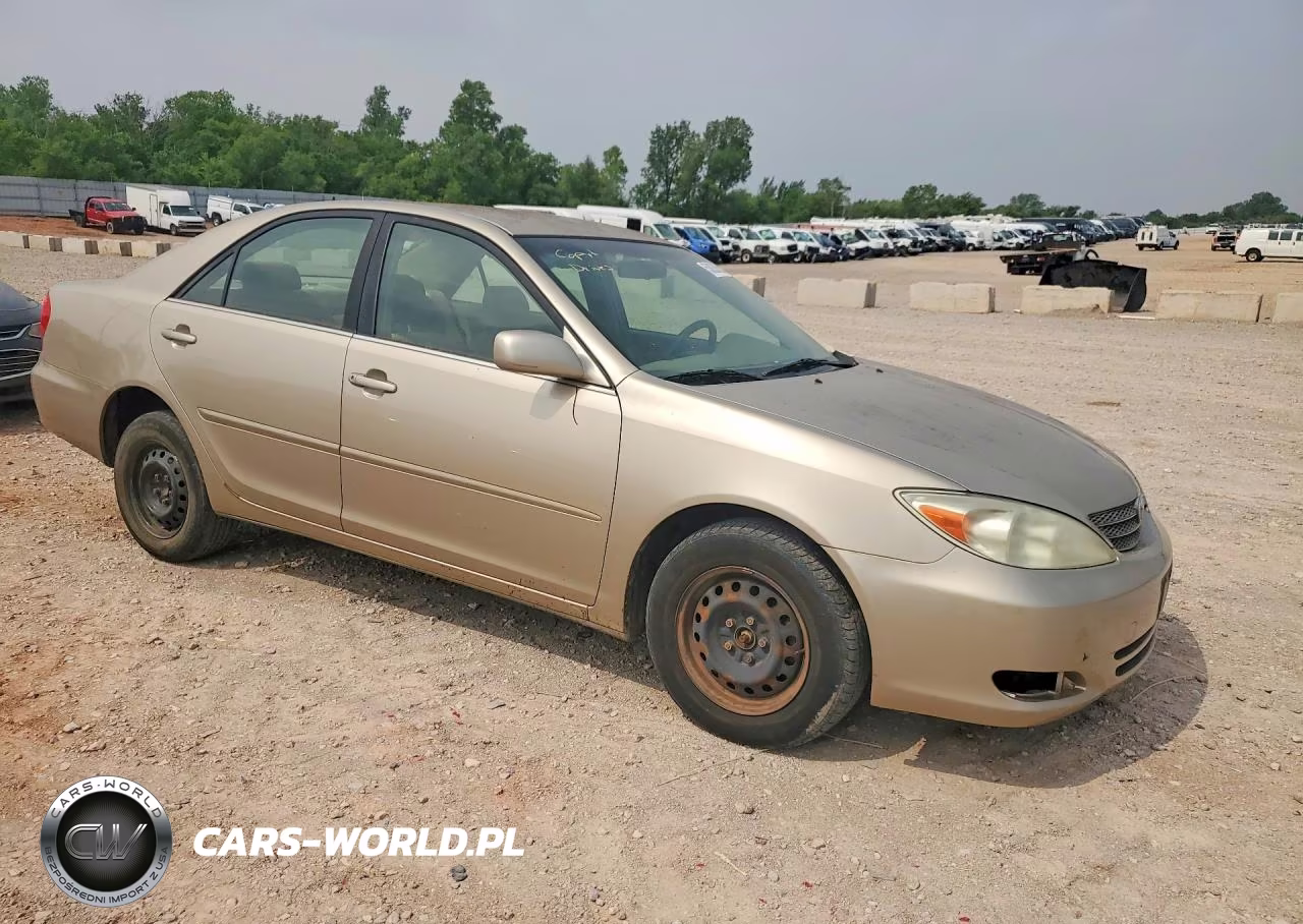 2002 Toyota Camry Le VIN:JTDBE32K020010847 - 4