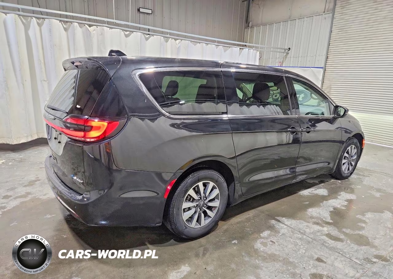 2023 Chrysler Pacifica Hybrid Touring L VIN:2C4RC1L73PR632312 - 3
