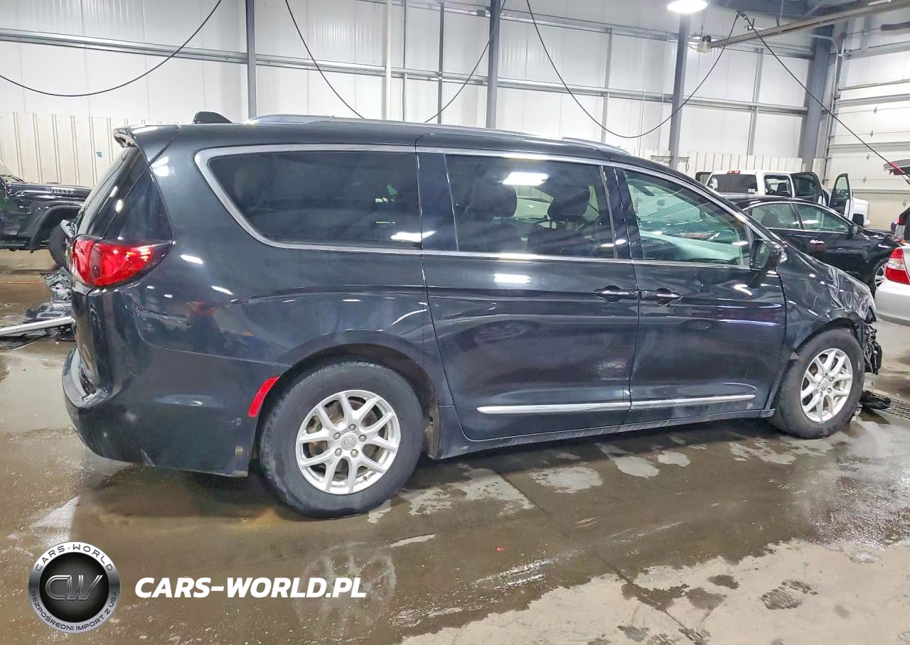 2020 Chrysler Pacifica Touring L VIN:2C4RC1BG7LR140233 - 3