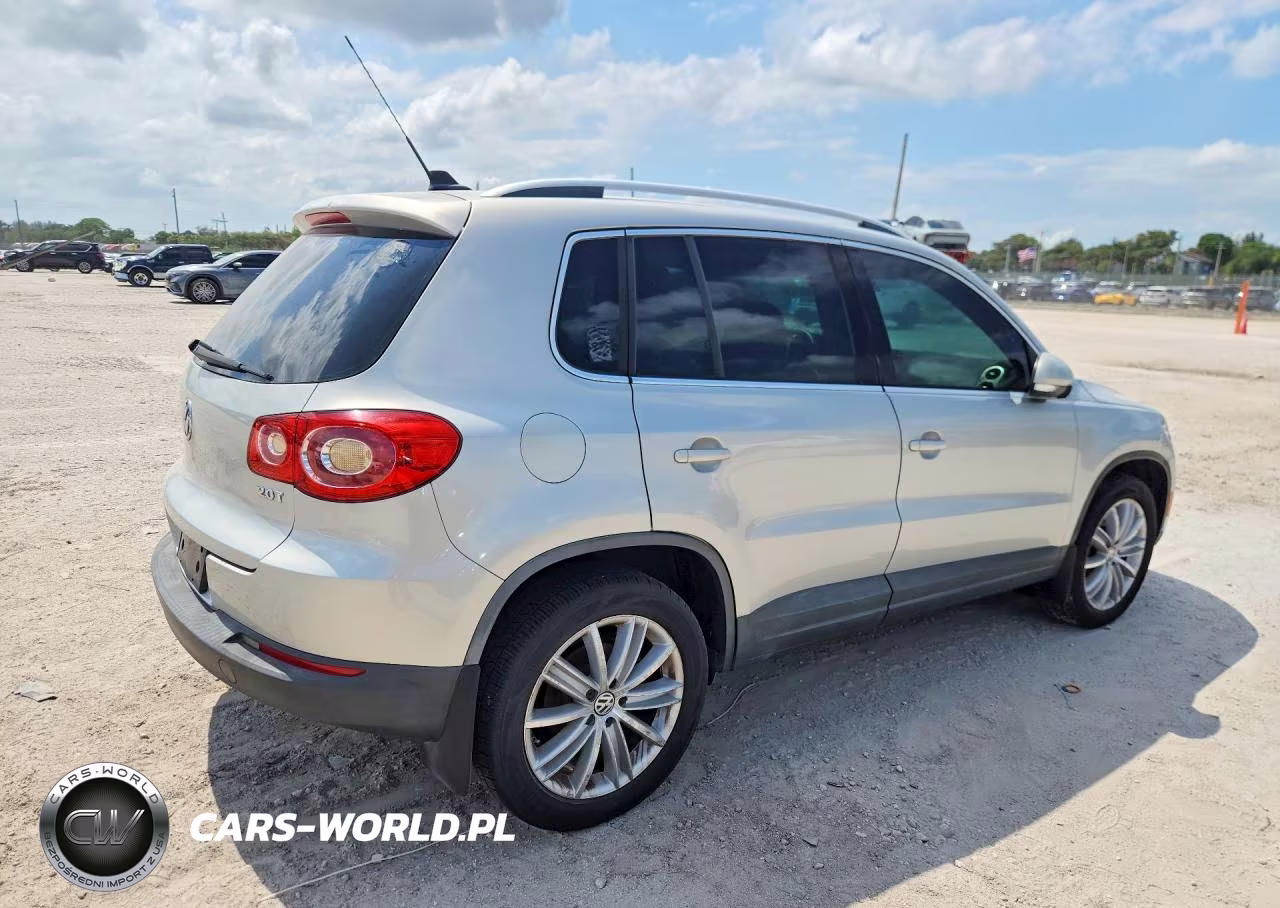 2010 Volkswagen Tiguan S VIN:WVGAV7AX0AW520963 - 3