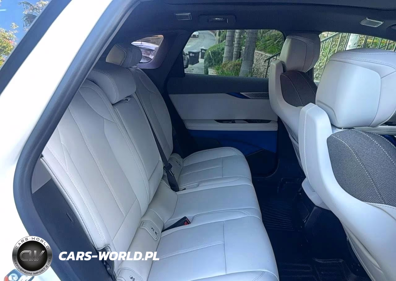 2025 Cadillac Optiq Luxury VIN:3GYK3BMR3SS224163 - 6