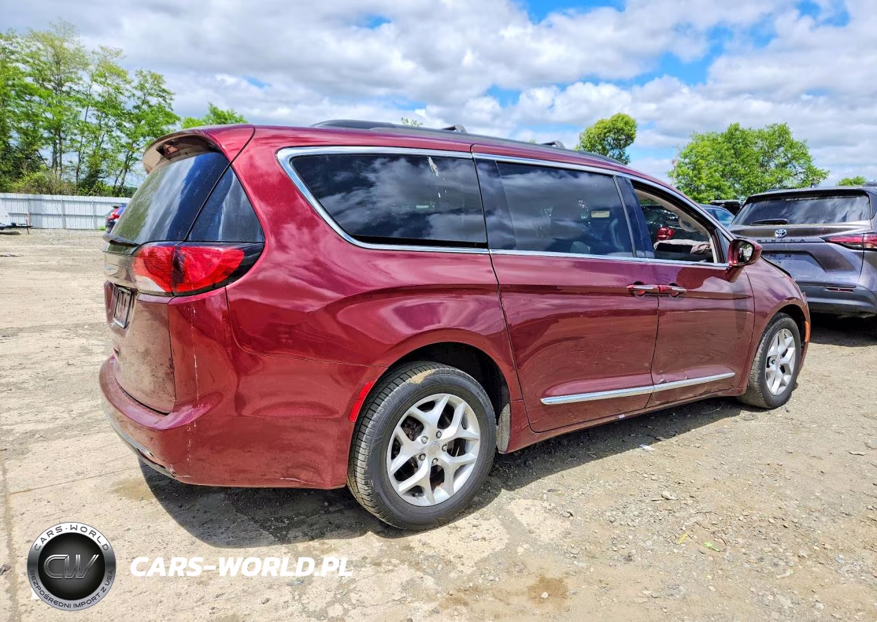 2017 Chrysler Pacifica Touring L VIN:2C4RC1BG1HR510857 - 3