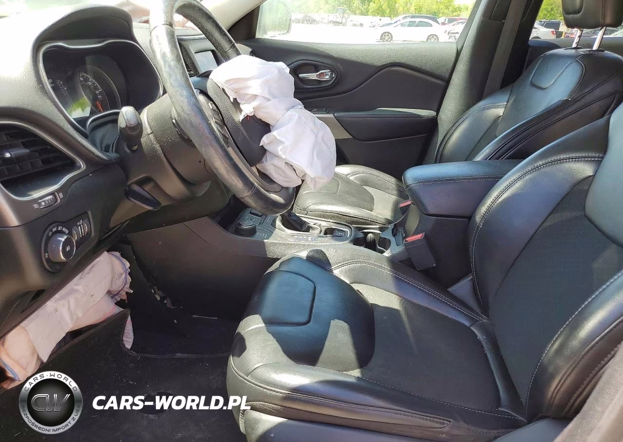 2019 Jeep Cherokee Latitude Plus VIN:1C4PJMLB1KD103102 - 7