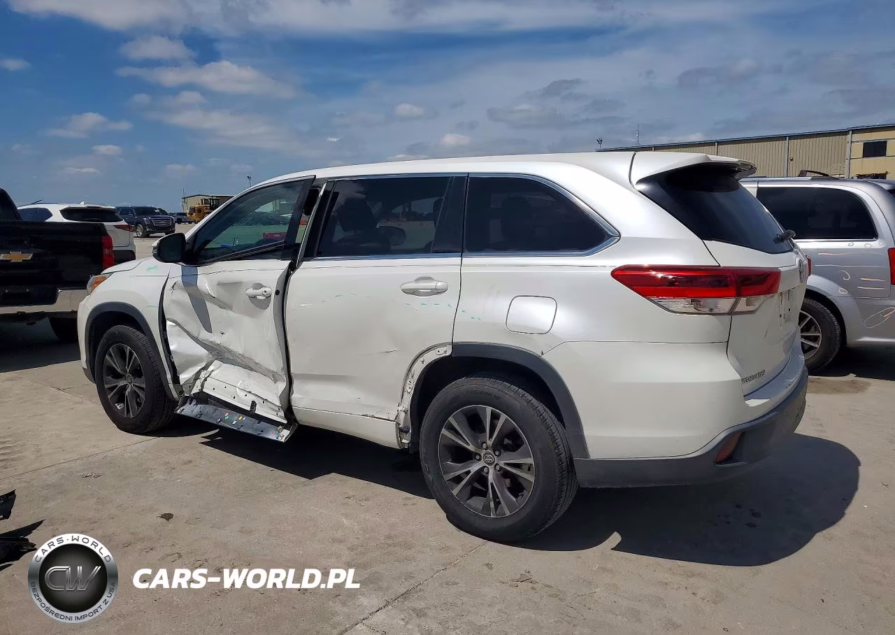2018 Toyota Highlander Le VIN:5TDZARFH2JS033604 - 2