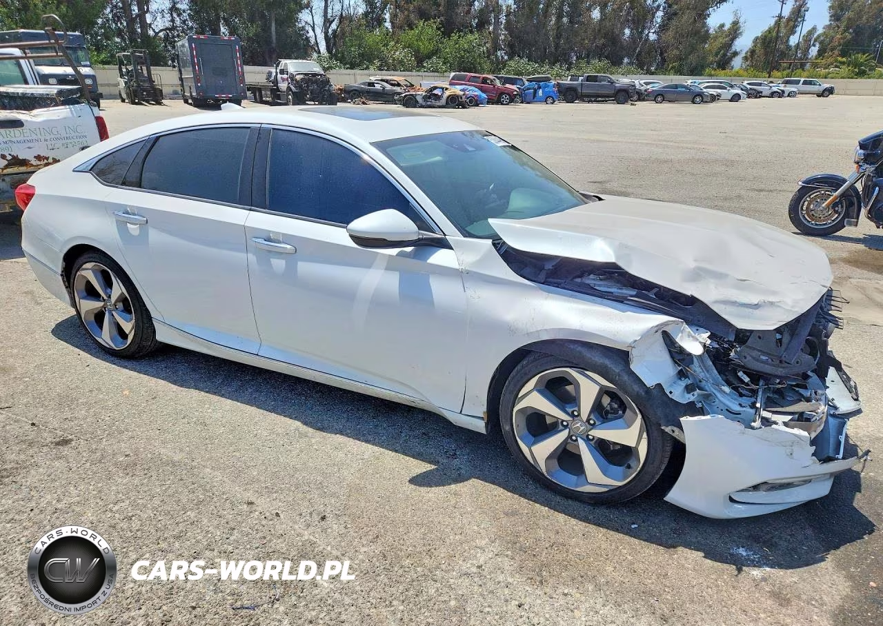 2018 Honda Accord Touring VIN:1HGCV1F99JA117129 - 4
