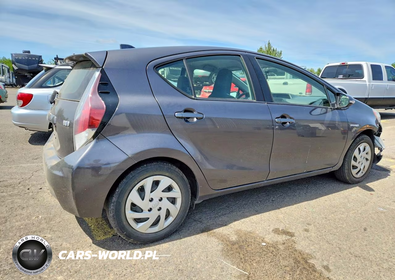 2015 Toyota Prius C VIN:JTDKDTB38F1579411 - 3