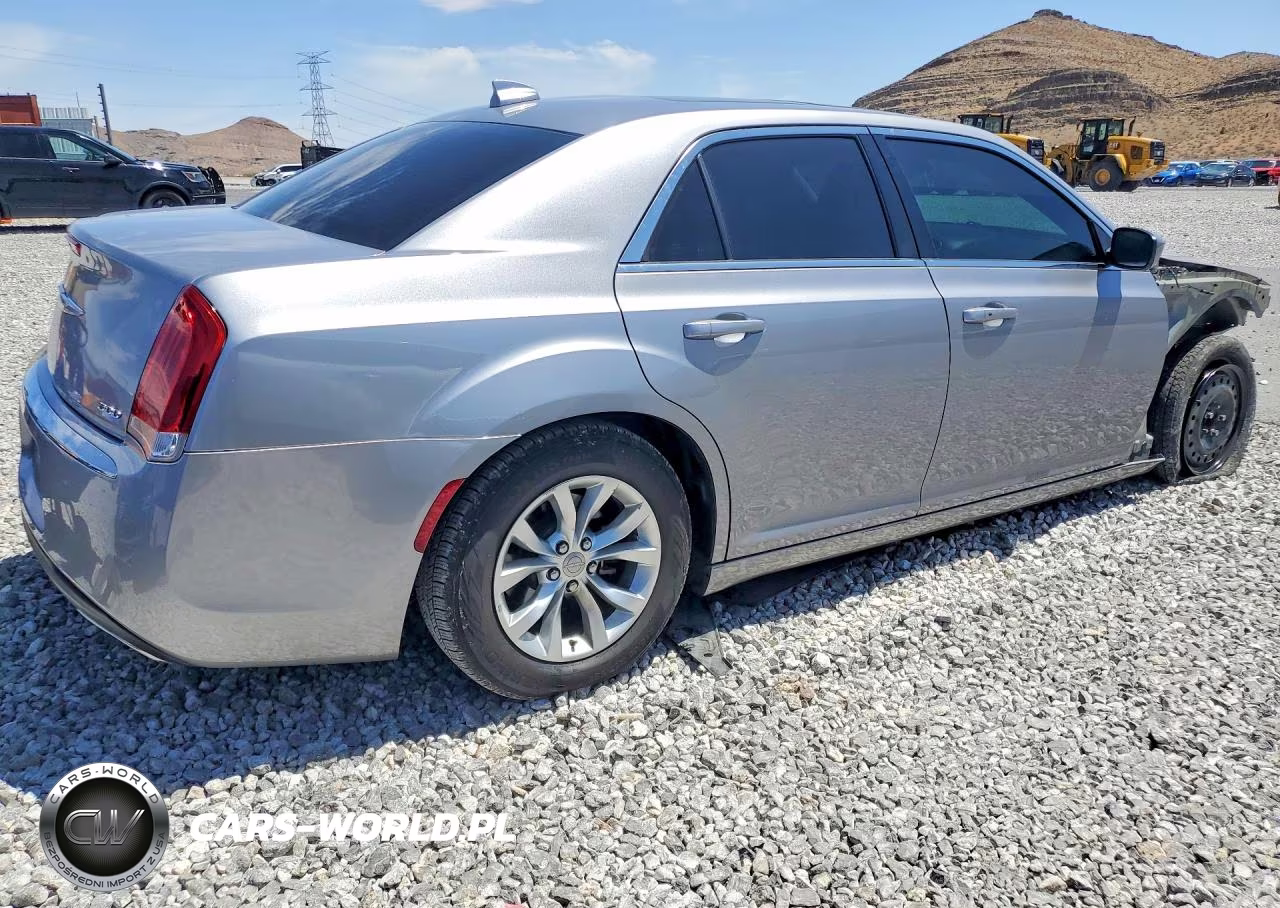 2015 Chrysler 300 Limited VIN:2C3CCAAG3FH859260 - 3