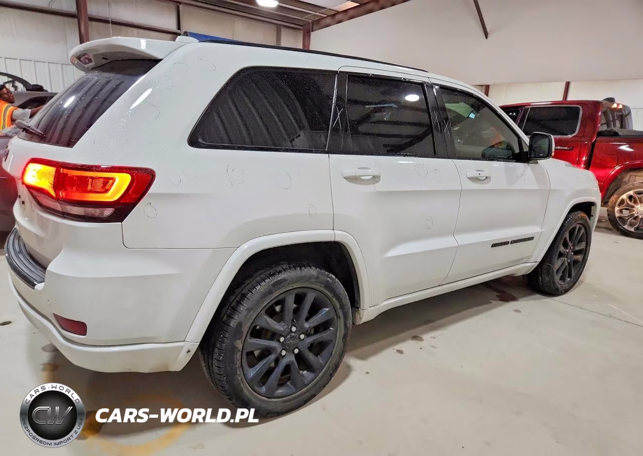 2018 Jeep Grand Cherokee Laredo VIN:1C4RJEAG6JC430807 - 3
