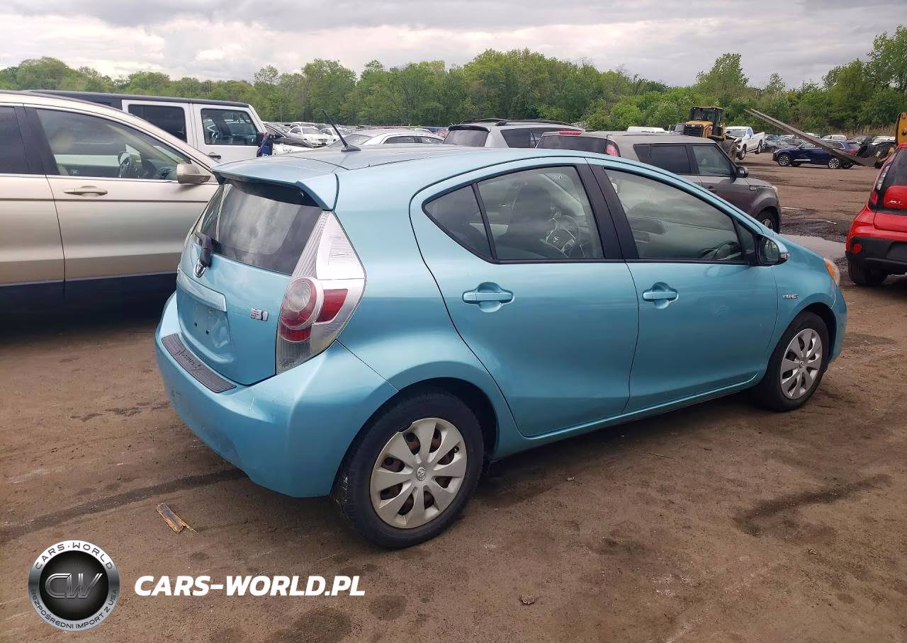 2013 Toyota Prius C One VIN:JTDKDTB39D1042575 - 3