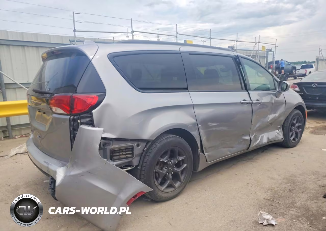 2020 Chrysler Pacifica Touring L VIN:2C4RC1BGXLR173257 - 3