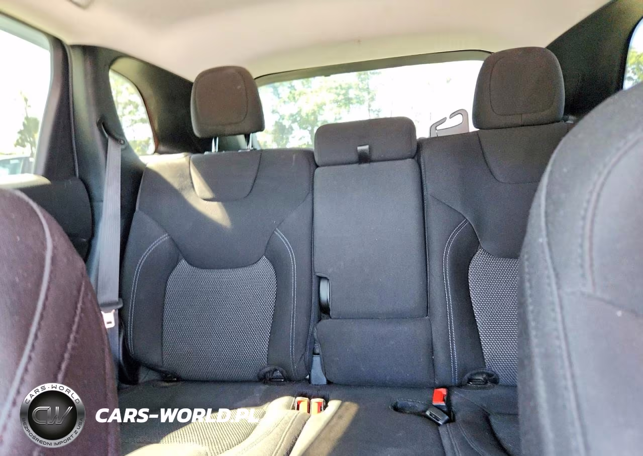 2019 Jeep Cherokee Latitude VIN:1C4PJLCB7KD487753 - 10