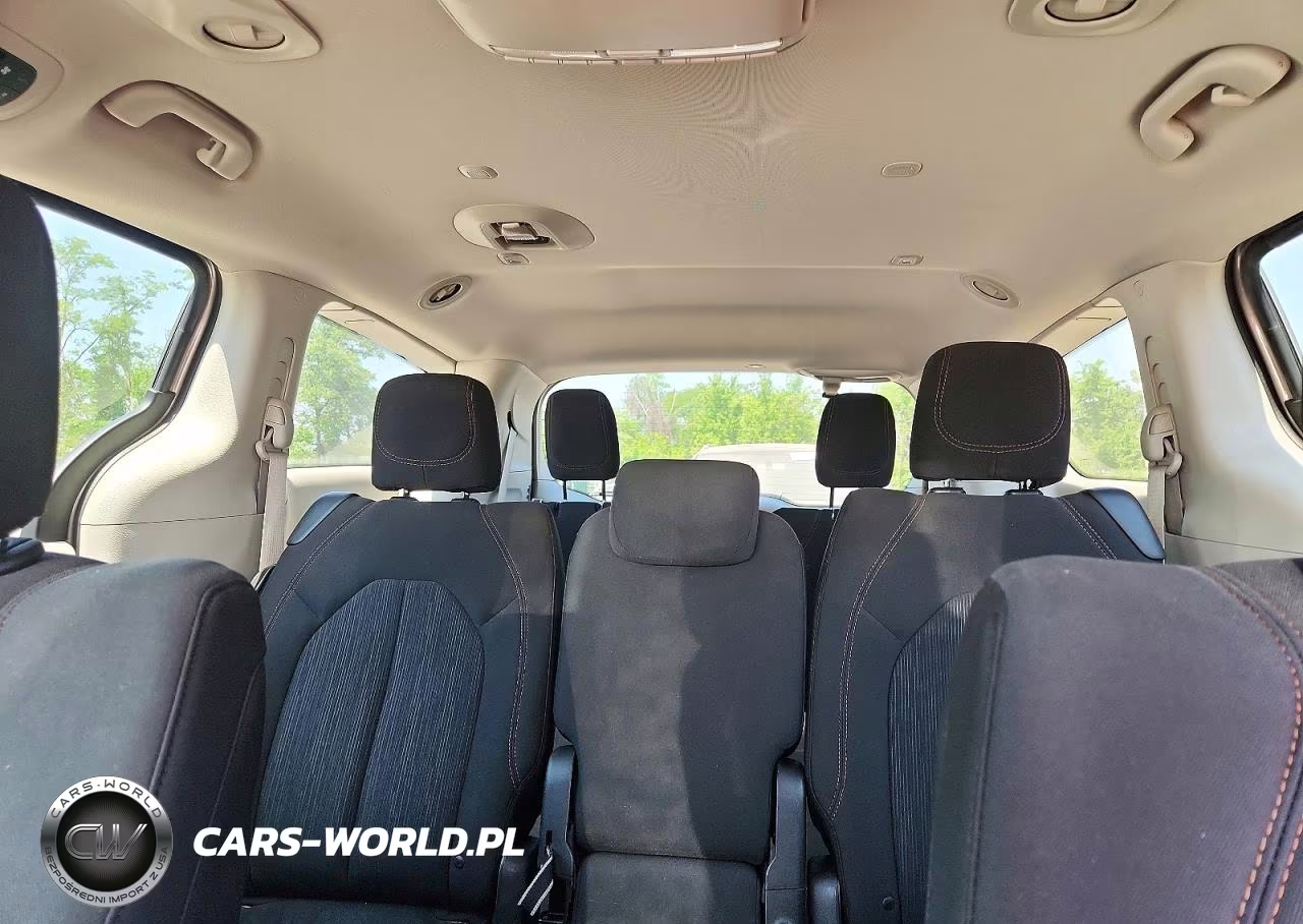 2018 Chrysler Pacifica Touring Plus VIN:2C4RC1FG9JR131458 - 10