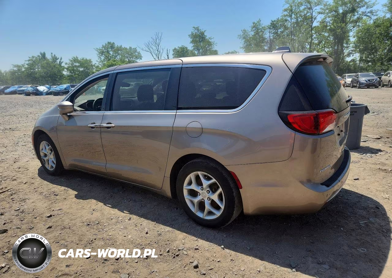 2018 Chrysler Pacifica Touring Plus VIN:2C4RC1FG9JR131458 - 2