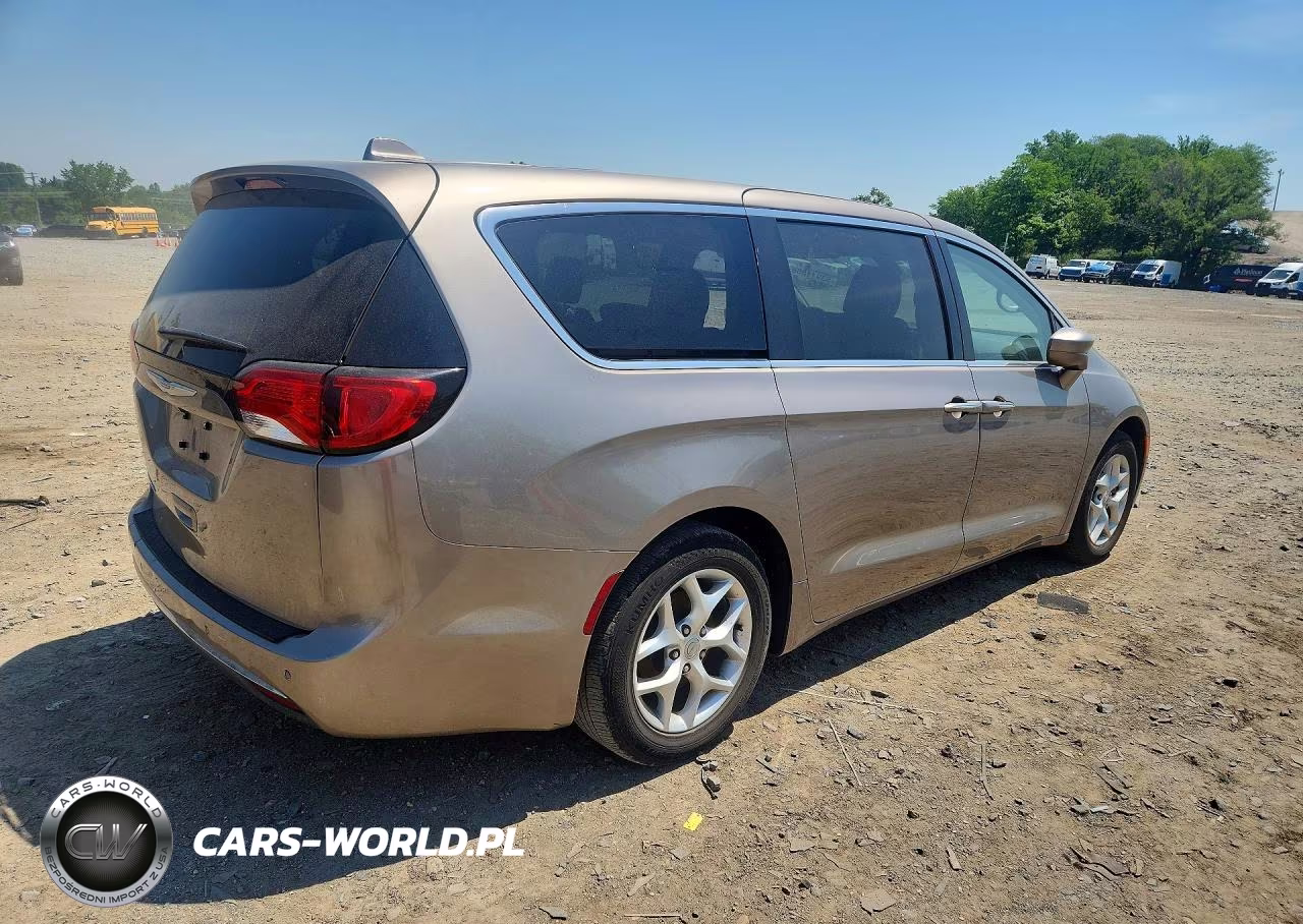 2018 Chrysler Pacifica Touring Plus VIN:2C4RC1FG9JR131458 - 3