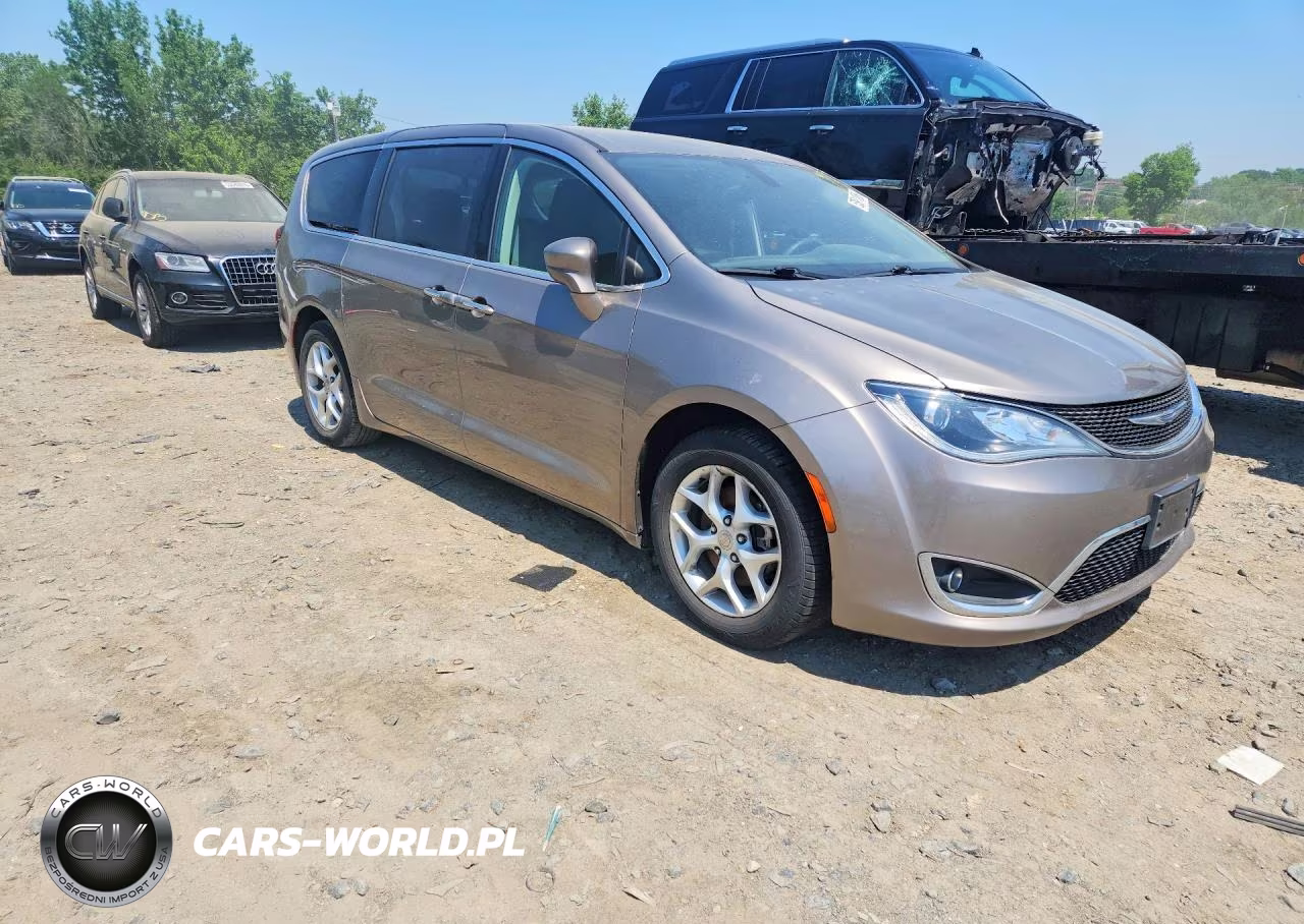 2018 Chrysler Pacifica Touring Plus VIN:2C4RC1FG9JR131458 - 4