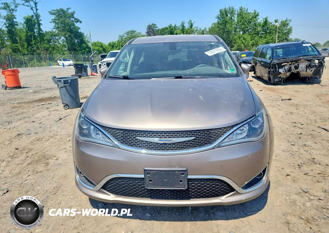 2018 Chrysler Pacifica Touring Plus VIN:2C4RC1FG9JR131458 - 5