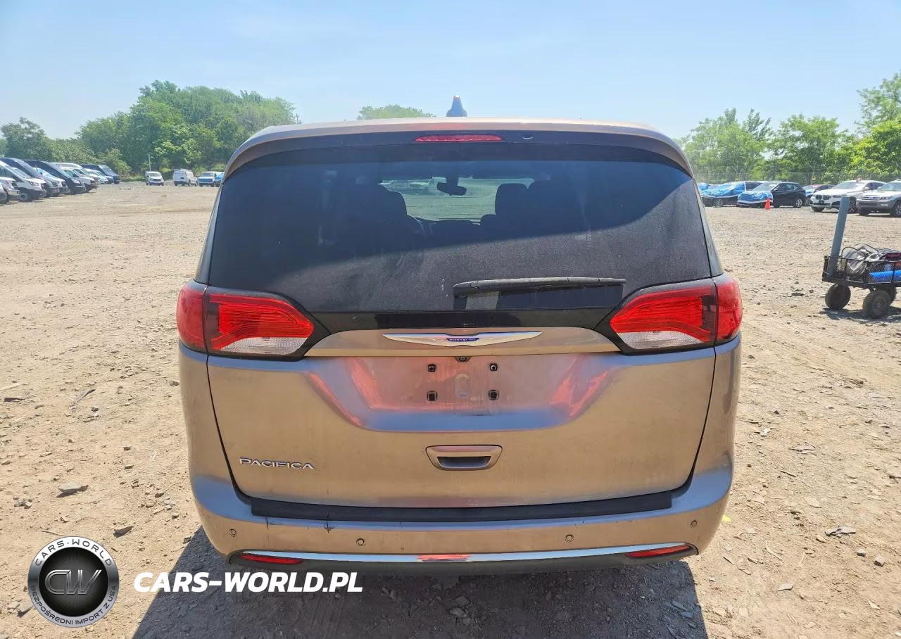 2018 Chrysler Pacifica Touring Plus VIN:2C4RC1FG9JR131458 - 6