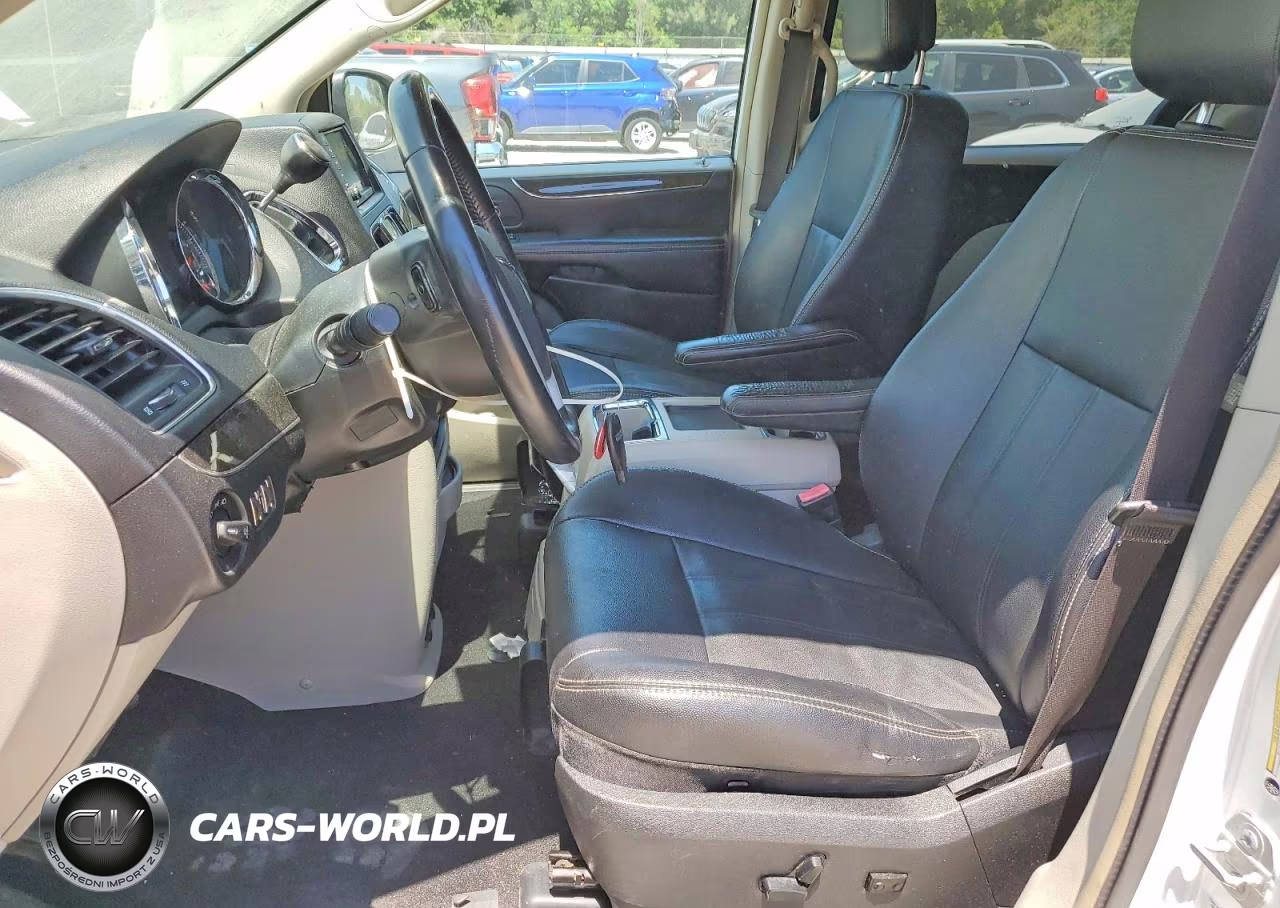 2015 Chrysler Town & Country Touring VIN:2C4RC1BG7FR552270 - 7